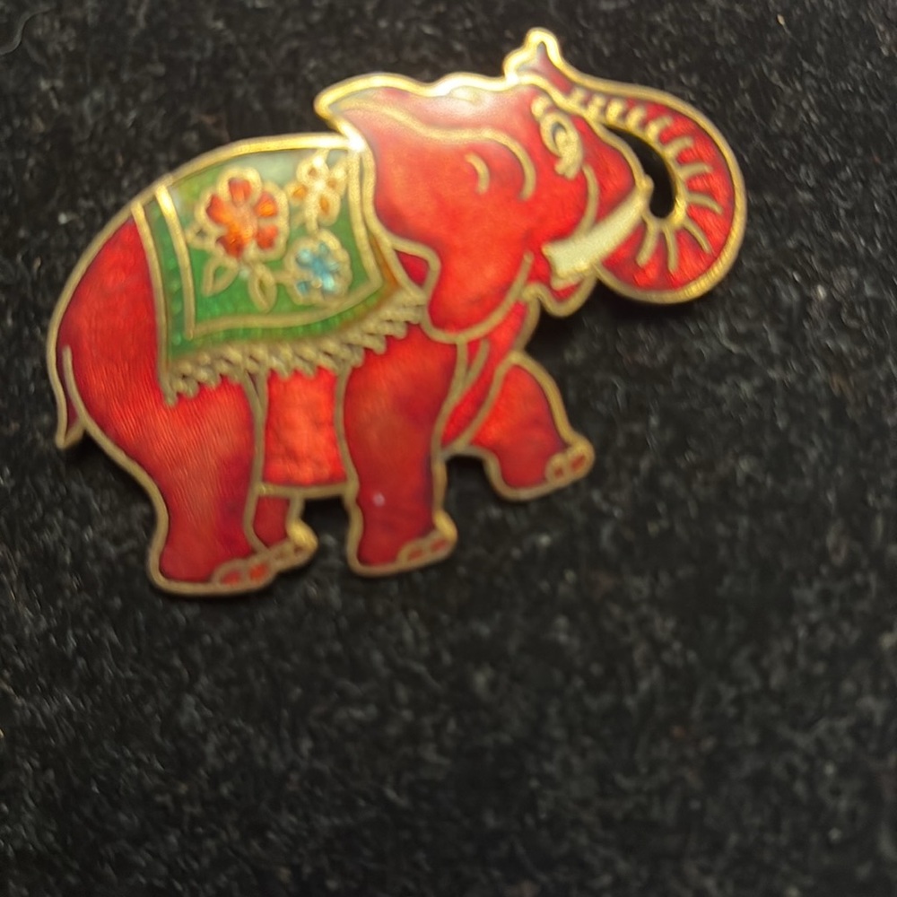 Unique enameled elephant pin - Picture 3 of 5